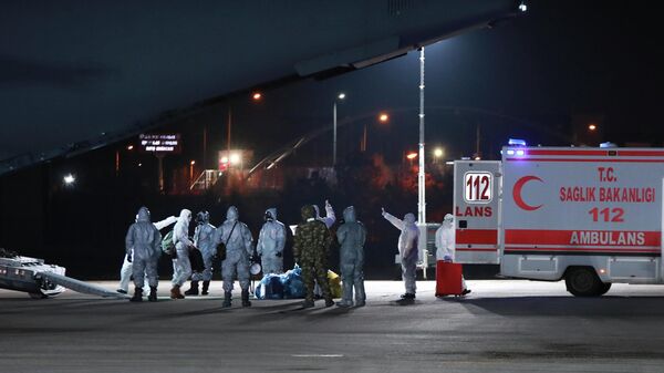 Медицинский персонал в аэропорту Анкары, Турция