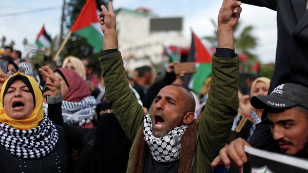 Палестинцы во время митинга в городе Газа в поддержку президента Махмуда Аббаса и против ближневосточного мирного плана президента США Дональда Трампа 
