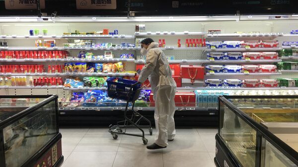 Покупатель в супермаркете в городе Ухань, провинция Хубэй