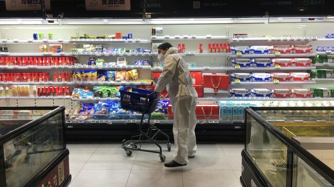 Покупатель в супермаркете в городе Ухань, провинция Хубэй