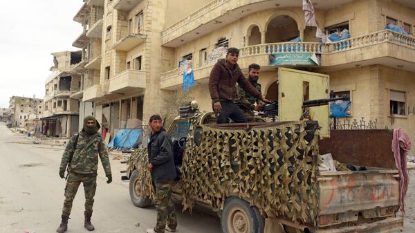 Сирийские солдаты на улице города Маарет-Нууман