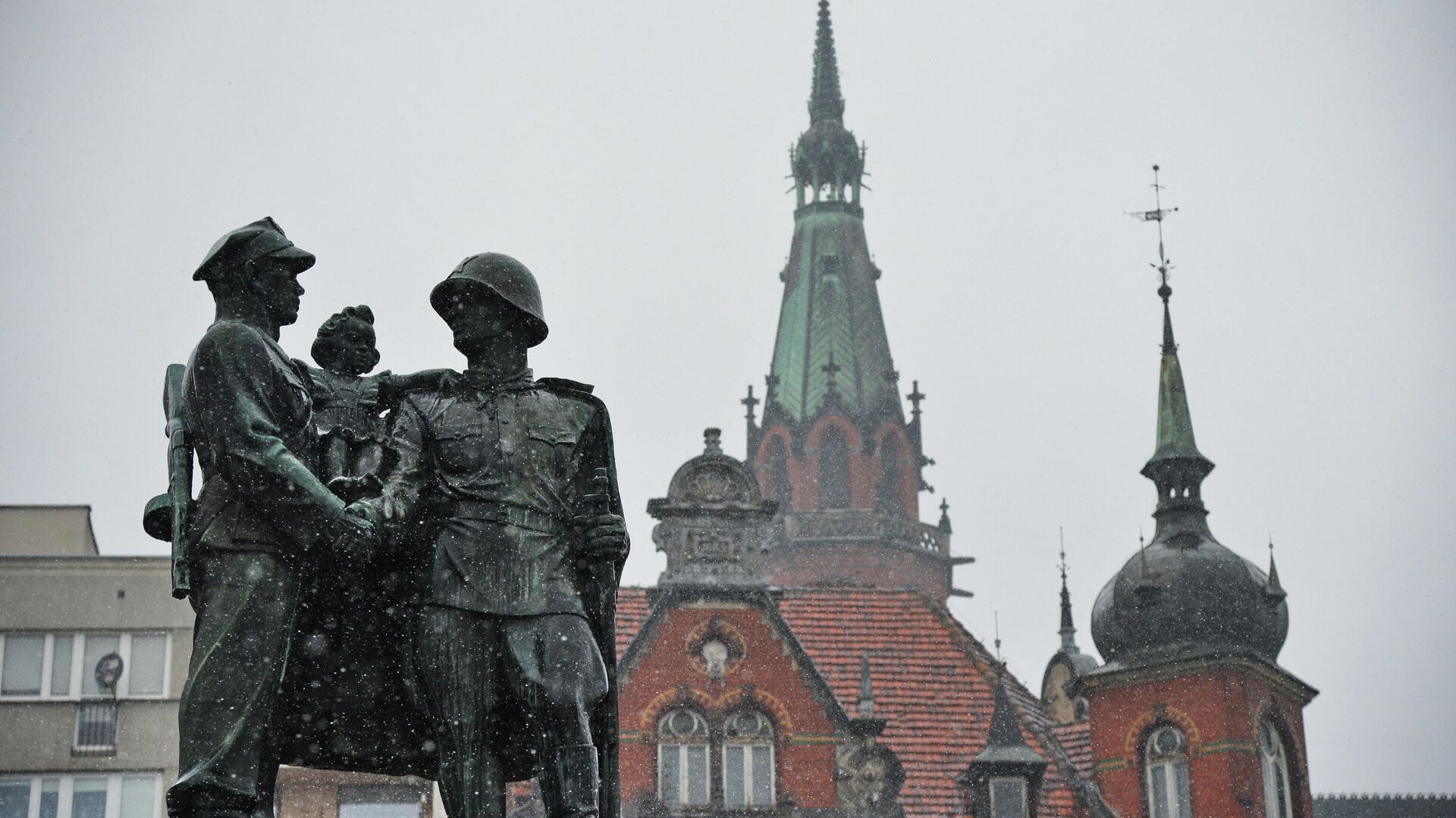 Памятник советско-польскому братству по оружию в центре города Легница - РИА Новости, 1920, 27.07.2022