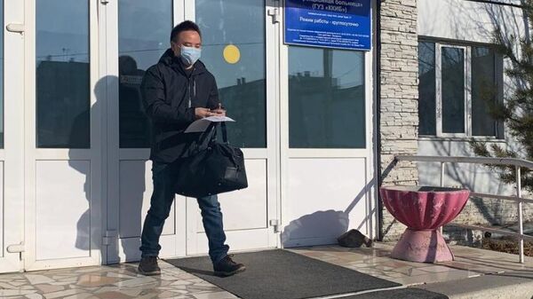 Гражданин Китая Ван Юньбинь после выписки из Забайкальской краевой инфекционной больницы в Чите