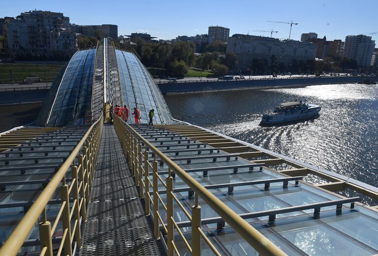 Мойка пешеходного моста Богдана Хмельницкого