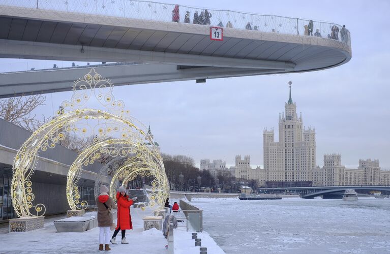 Москворецкая набережная и Парящий мост в парке Зарядье