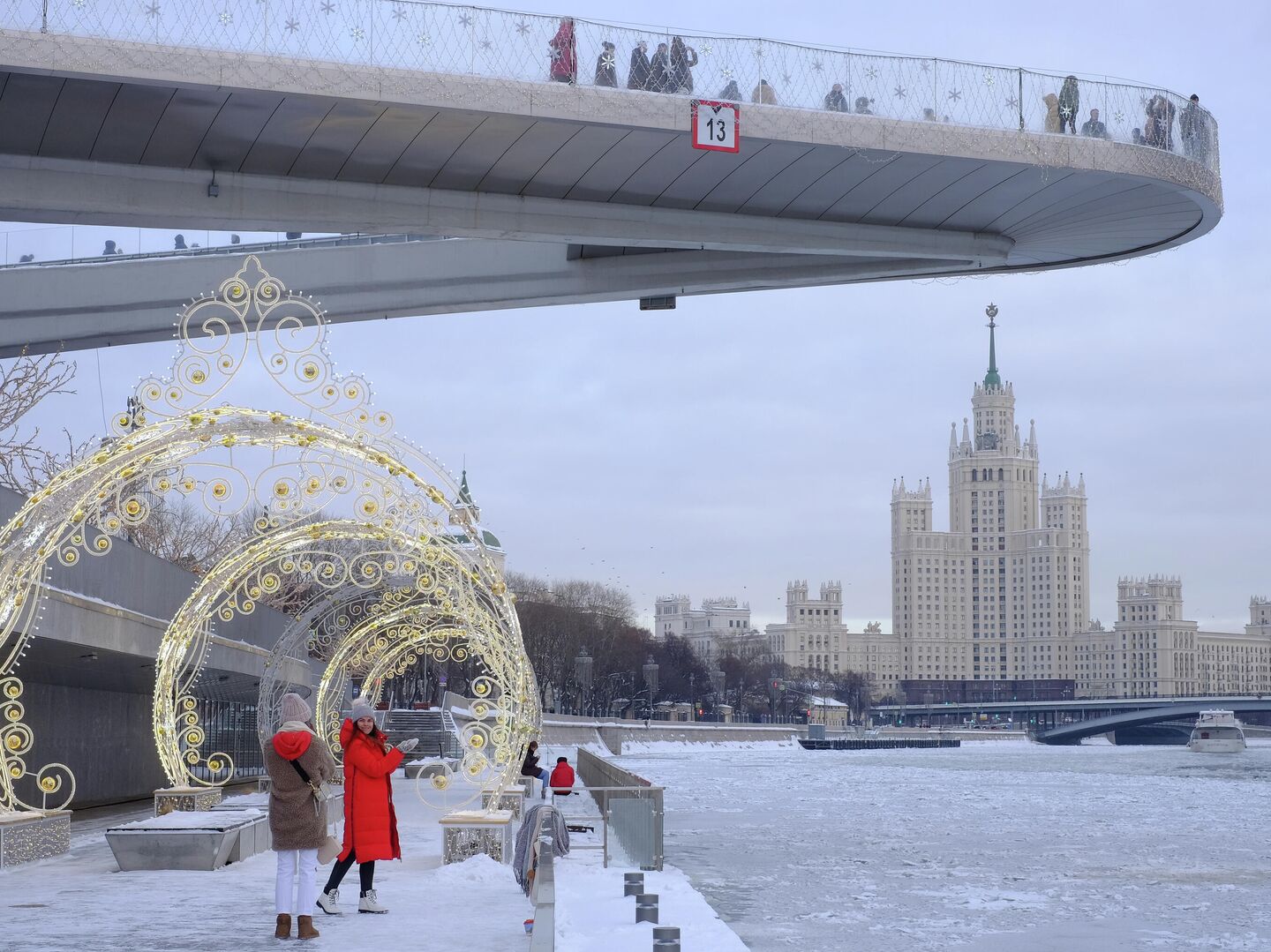 Мост в парке Зарядье в Москве