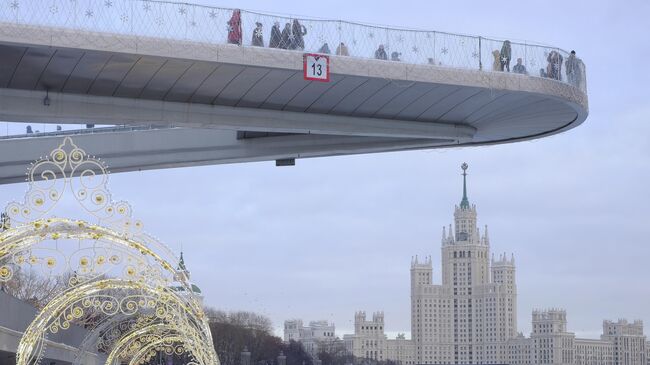 Москворецкая набережная и Парящий мост в парке Зарядье