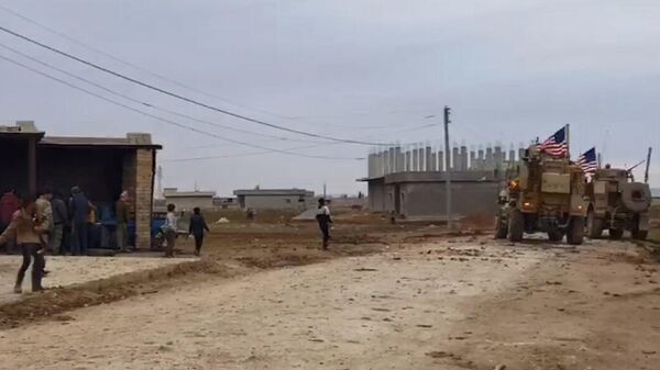 Военный конвой США в районе города Эль-Камышлы в Сирии