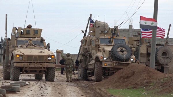 Военный конвой США в районе города Эль-Камышлы в Сирии. Архивное фото