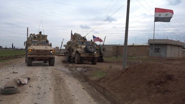 Военный конвой США в районе города Эль-Камышлы в Сирии