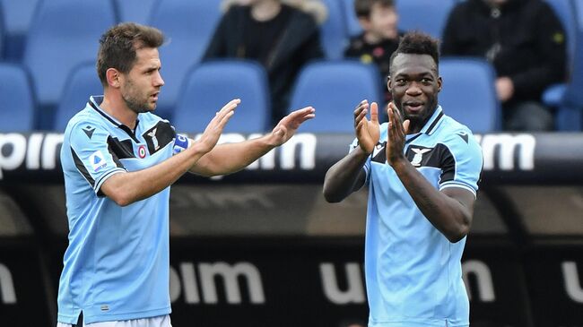 Lazio's Ecuadorian forward Felipe Caicedo (R) celebrates with Lazio's Bosnian midfielder Senad Lulic after scoring during the Italian Serie A football match Lazio Rome vs Spal on February 2, 2020 at the Olympic stadium in Rome. (Photo by Andreas SOLARO / AFP)