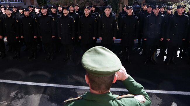 Призывники на сборном пункте в Симферополе