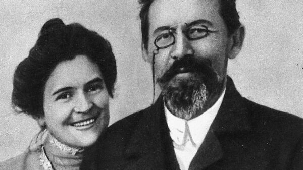 Писатель Антон Чехов и его жена актриса Ольга Леонардовна Книппер-Чехова в Ялте. 1901 год 