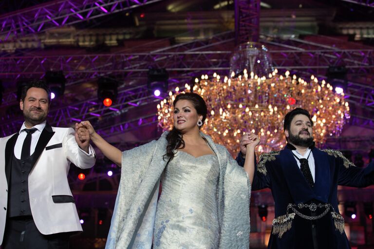  Солист Мариинского театра Ильдар Абдразаков, оперная певица Анна Нетребко и солист Большого театра России Юсиф Эйвазов выступают на гала-концерте Классика на Дворцовой в Санкт-Петербурге 