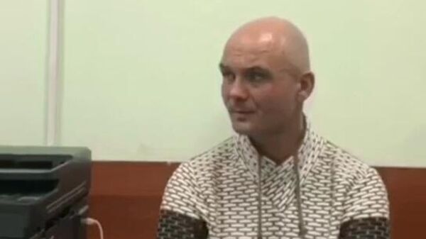 Виктор Гаврилов, обвиняемый в оставлении своих малолетних детей в аэропорту Шереметьево, во время допроса в отделении Следственного комитета. Скриншот видео