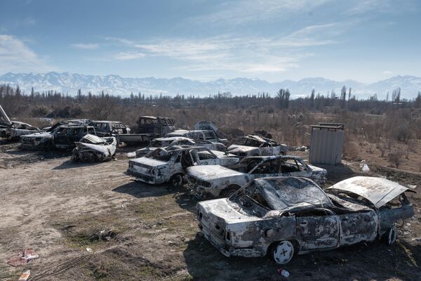 Автомобили, сожженные во время массовых беспорядков в Кордайском районе Жамбылской области Казахастана, вывезенные за пределы села Сортобе