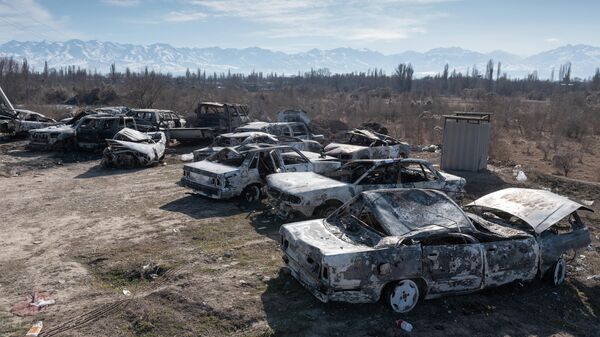 Автомобили, сожженные во время массовых беспорядков в Кордайском районе Жамбылской области Казахастана, вывезенные за пределы села Сортобе