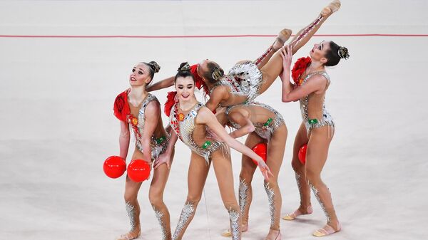 Спортсменки сборной России выполняют упражнение с 5 мячами в финале групповой программы по художественной гимнастике на этапе Гран-при Москвы