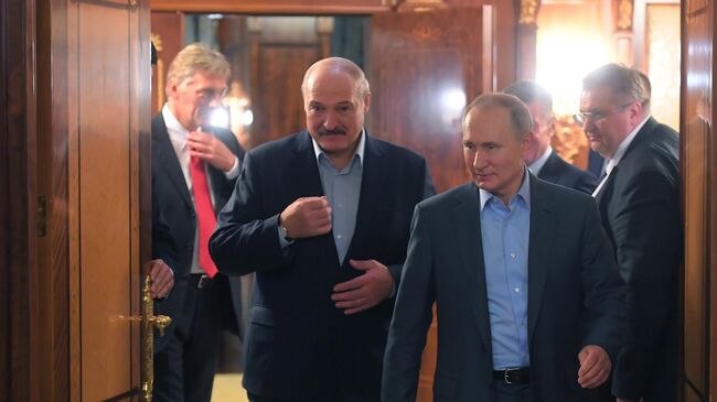 Президент Белоруссии Александр Лукашенко и президент РФ Владимир Путин во время встречи в Сочи