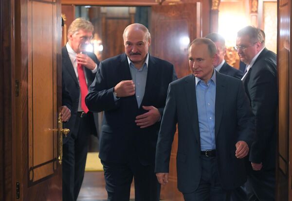 Президент Белоруссии Александр Лукашенко и президент РФ Владимир Путин во время встречи в Сочи