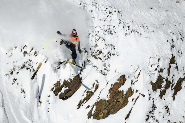 Фрирайдер Логан Пехота спускается по отвесной скале во время соревнований Freeride World Tour skiing and snowboarding в Канаде 