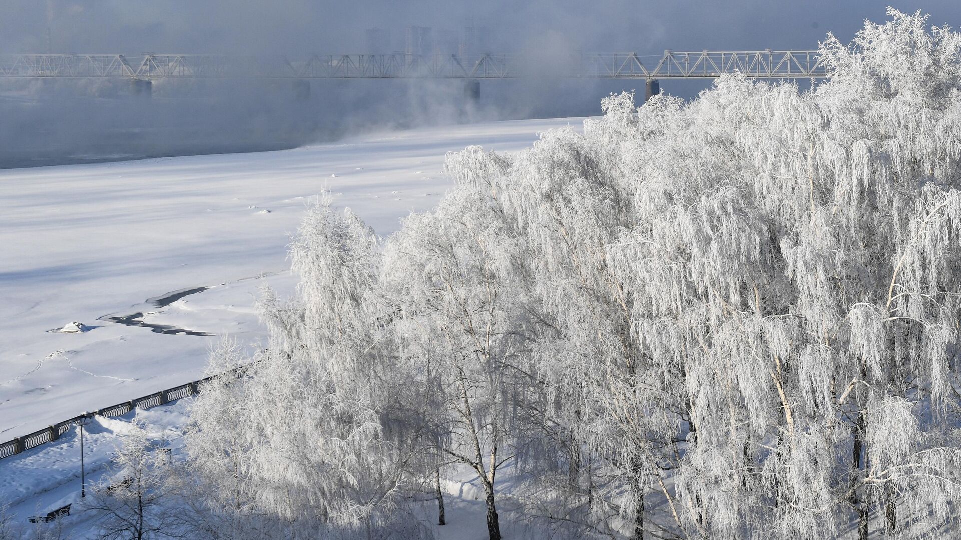 Климат в нашем городе суровый морозы начинаются. Суровая зима. Суровая зима фото. Суровая зима в России. Мороз фото.