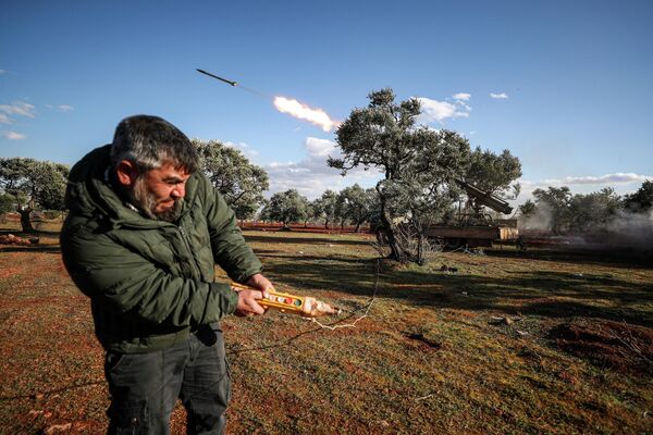 Боевик в Сирии запскает ракету в сторону правительственных войск в Идлибе