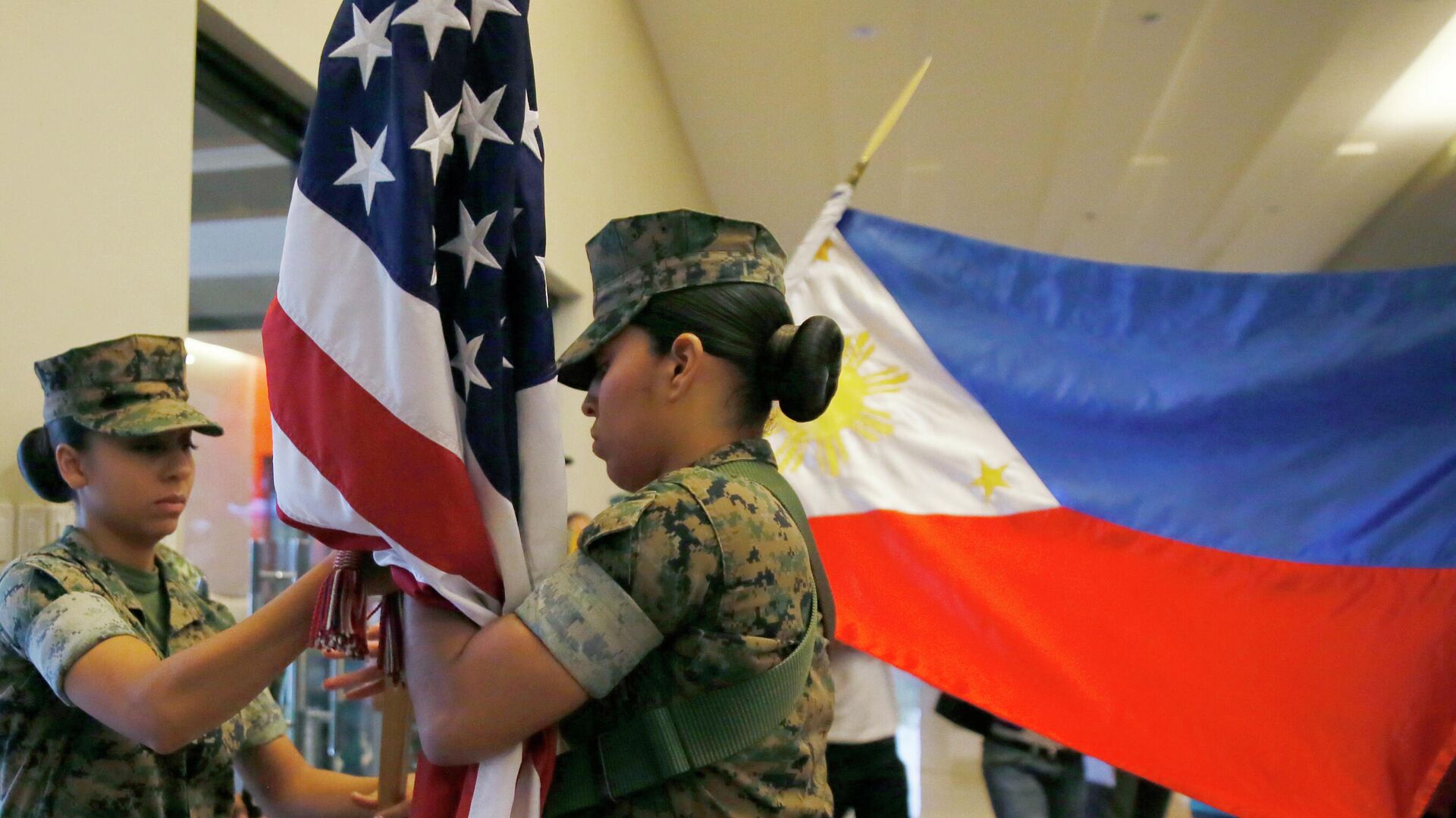 Военнослужащие складывают флаги после завершения совместных американо-филиппинских учений - РИА Новости, 1920, 14.11.2022