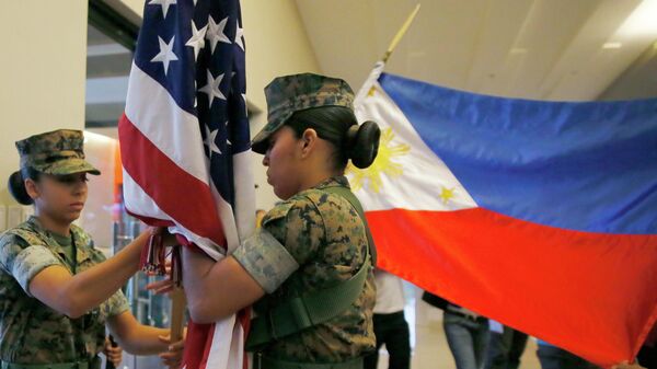 Военнослужащие складывают флаги после завершения совместных американо-филиппинских учений