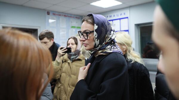 Модель, блогер Алена Водонаева в отделении полиции, где она должна дать пояснения по поводу своего поста о получателях материнского капитала