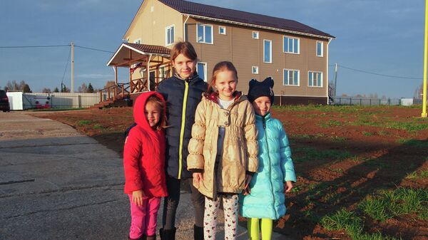 Дети Екатерины и Алексея Богачевых возле нового дома