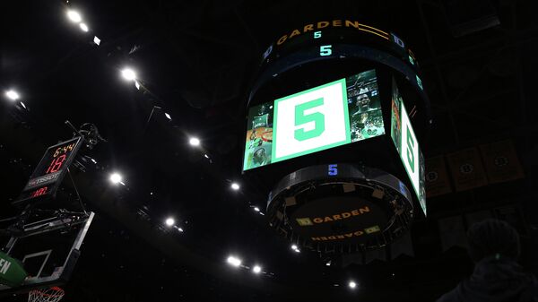 Анонс клуба НБА Бостон Селтикс о выведении пятого номера в честь легенды команды Кевина Гарнетта