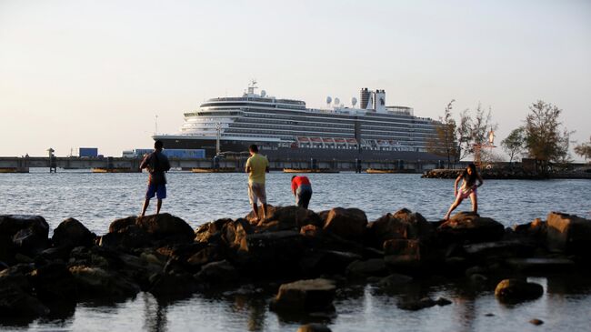 Круизный лайнер Westerdam в камбоджийском порту Сиануквиль