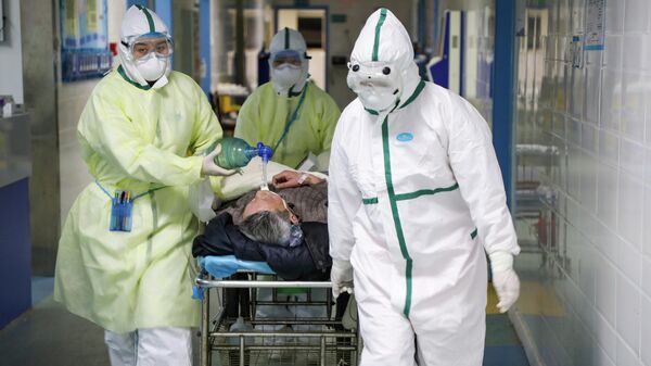 Медицинский персонал в защитных костюмах в больнице в китайской провинции Хубэй