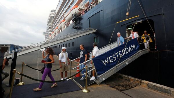 Пассажиры покидают круизный лайнер Westerdam в камбоджийском порту Сиануквиль