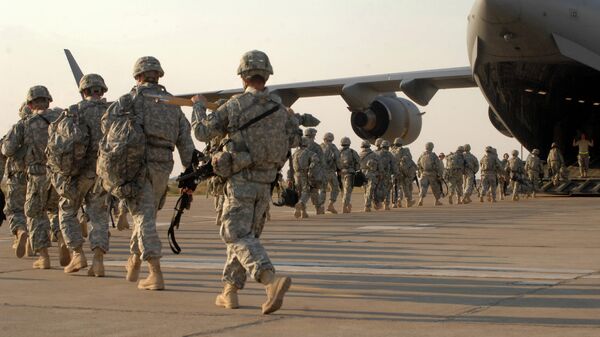 Американские военные во время посадки в самолет на авиабазе в Киркуке, Ирак