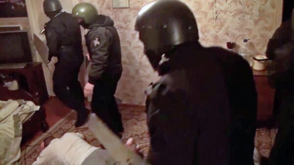 Сотрудники ФСБ во время задержания финансиста ИГ в Подмосковье. Стоп-кадр видео
