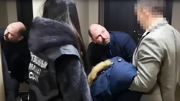 Стоп-кадр видео задержания главы администрации Листвянского муниципального образования Александра Шамсудинова