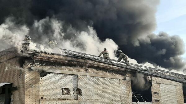 Сотрудники МЧС во время ликвидации пожара в цехе по производству пластиковой посуды в Челябинске