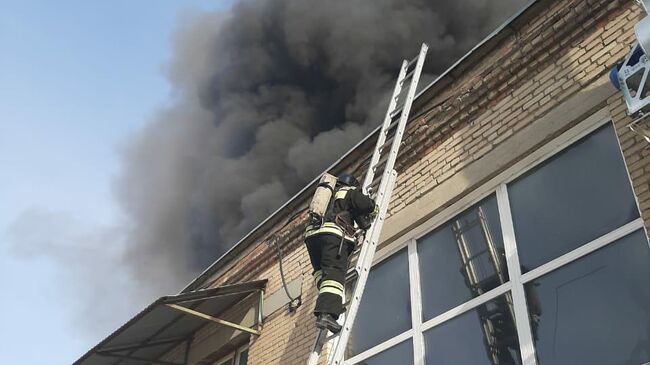 Сотрудники МЧС во время ликвидации пожара в цехе по производству пластиковой посуды в Челябинске