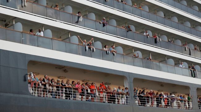 Пассажиры на круизом лайнере Westerdam в камбоджийском порту Сиануквиль