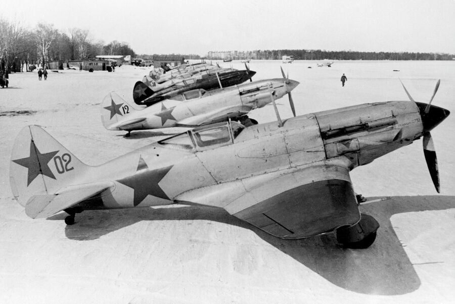 Великая Отечественная война 1941 - 1945 годов. Истребители МиГ-3 на подмосковном аэродроме