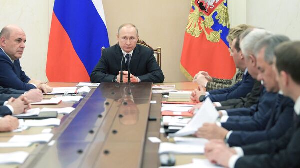 Президент РФ Владимир Путин и председатель правительства РФ Михаил Мишустин на совещании с постоянными членами Совета безопасности