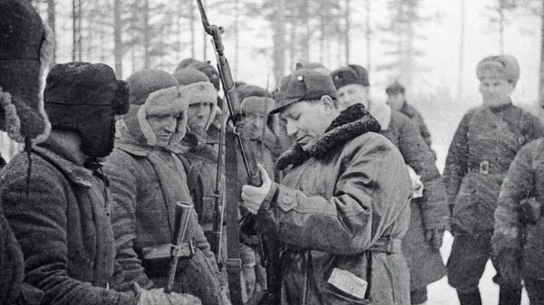 Генерал Терентий Фомич Штыков (в центре) рассматривает вооружение красноармейцев в период советско-финской войны