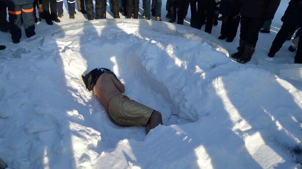 Калининградец Олег Резанов во время прохождения испытания холодом в ледовом парке в Якутске