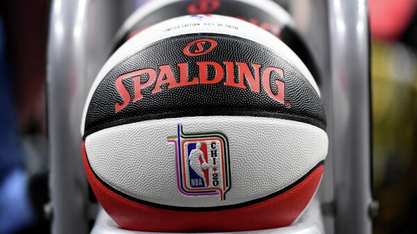 Баскетбольный мяч НБА, приуроченный к Матчу звезд 2020 года.