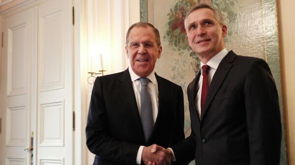 Министр иностранных дел РФ Сергей Лавров и генеральный секретарь НАТО Йенс Столтенберг  во время встречи в Мюнхене