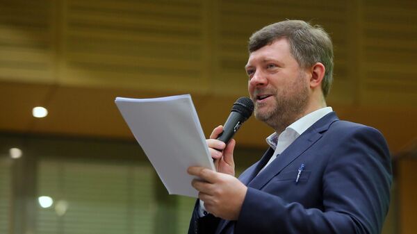 Новоизбранный председатель партии Слуга народа Александр Корниенко на съезде партии Слуга народа в Киеве