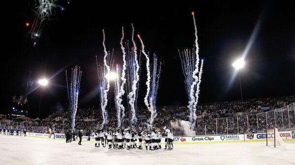 Хоккеисты Лос-Анджелес Кингз празднуют победу в матче НХЛ на открытом воздухе против Колорадо Эвеланш