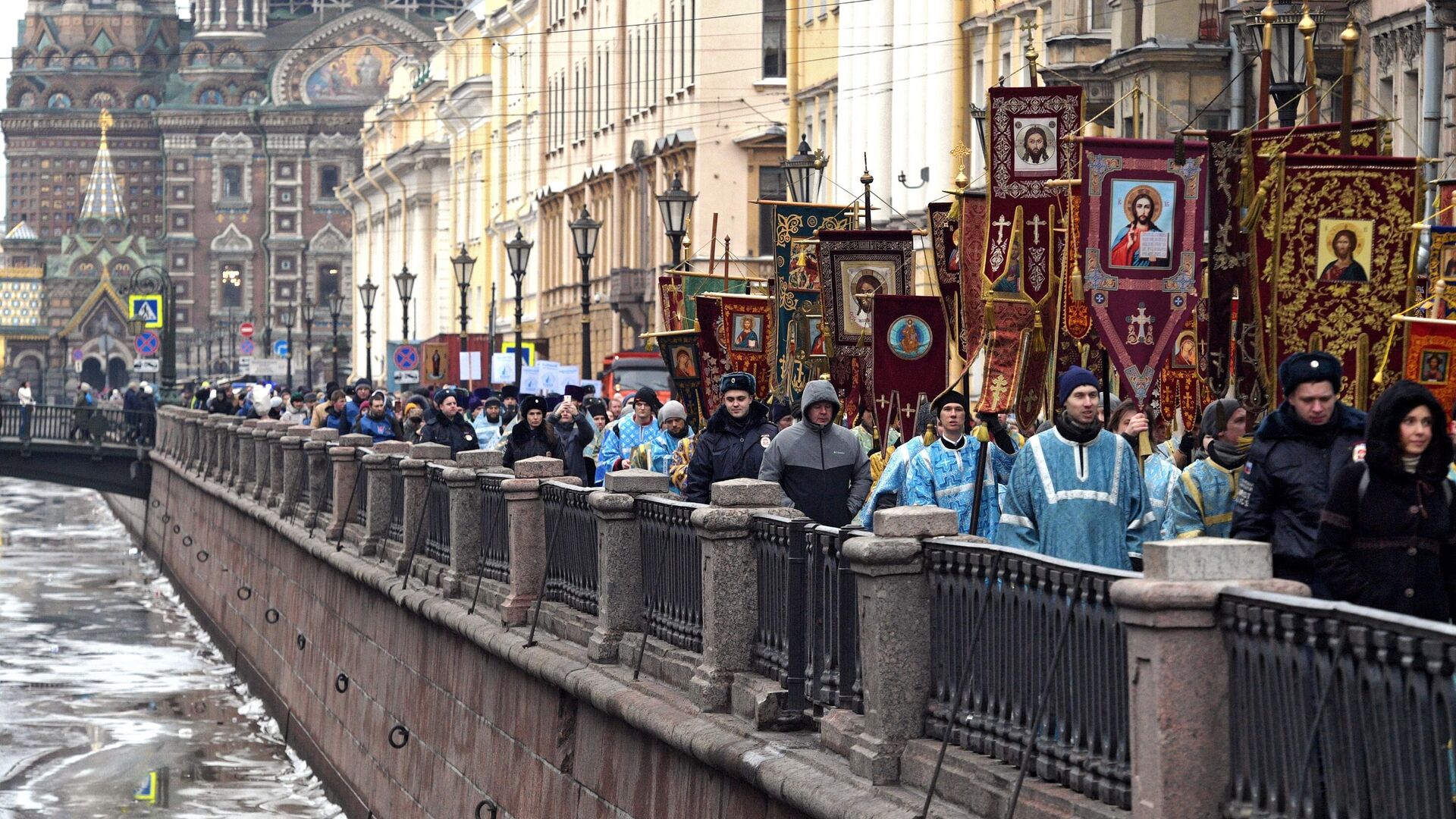 Участники крестного хода в честь Дня православной молодежи в Санкт-Петербурге - РИА Новости, 1920, 15.02.2021